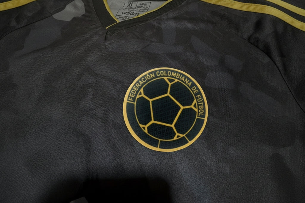 Camiseta Negra Colombia Encauchetada – Estilo Exclusivo
