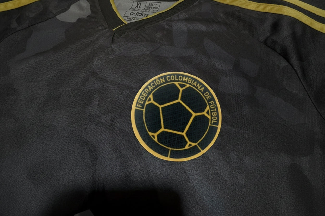 Camiseta Negra Colombia Encauchetada – Estilo Exclusivo